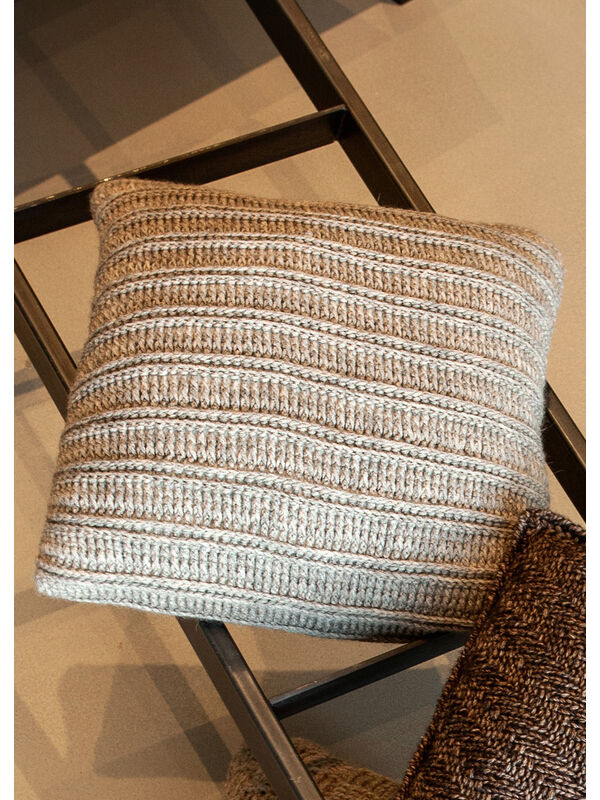 Lana Grossa ЧЕХОЛ ДЛЯ ПОДУШКИ, СВЯЗАННЫЙ РЕЛЬЕФНЫМ УЗОРОМ Alta Moda Alpaca