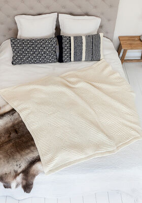 ПЛЕД, СВЯЗАННЫЙ ЗИГЗАГООБРАЗНЫМ УЗОРОМ Alta Moda Cashmere 16 от Lana Grossa