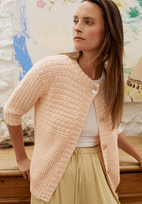 КАРДИГАН, СВЯЗАННЫЙ УЗОРАМИ ИЗ ЛИЦЕВЫХ И ИЗНАНОЧНЫХ ПЕТЕЛЬ Cool Wool Big от Lana Grossa