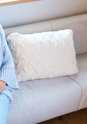 ЧЕХОЛ ДЛЯ ПОДУШКИ, СВЯЗАННЫЙ РЕЗИНКОЙ СО СМЕЩЕННЫМИ КОСАМИ Alta Moda Alpaca от Lana Grossa