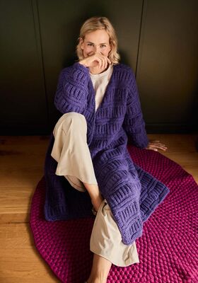 ПАЛЬТО, СВЯЗАННОЕ ПАТЕНТНЫМ УЗОРОМ С ПОПЕРЕЧНЫМИ ГРЯДОЧКАМИ Lala Berlin Lovely Cotton от Lana Grossa