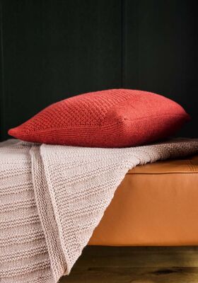 ЧЕХОЛ ДЛЯ ПОДУШКИ, СВЯЗАННЫЙ ЛИЦЕВОЙ ГЛАДЬЮ И ЖЕМЧУЖНЫМ УЗОРОМ Alta Moda Cashmere 16 от Lana Grossa