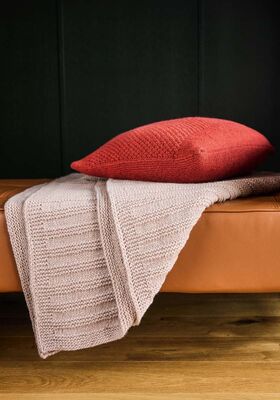 ПЛЕД, СВЯЗАННЫЙ ЛИЦЕВОЙ ГЛАДЬЮ И ПЛАТОЧНОЙ ВЯЗКОЙ Alta Moda Cashmere 16 от Lana Grossa