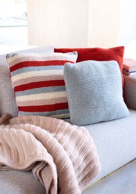 ЧЕХОЛ ДЛЯ ПОДУШКИ, СВЯЗАННЫЙ ЛИЦЕВОЙ ГЛАДЬЮ И ПЛАТОЧНОЙ ВЯЗКОЙ Alta Moda Cashmere 16 от Lana Grossa