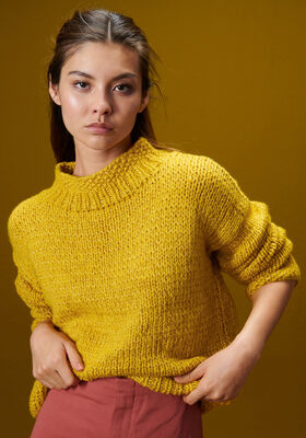 ПУЛОВЕР С ПЛАНКАМИ, СВЯЗАННЫМИ ЖЕМЧУЖНЫМ УЗОРОМ И РЕЗИНКОЙ Lala Berlin Lovely Cotton & Brillino от Lana Grossa