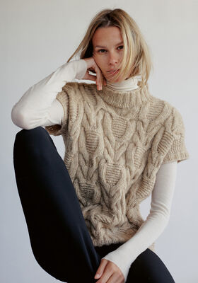 ПУЛОВЕР БЕЗ РУКАВОВ, СВЯЗАННЫЙ УЗОРОМ С КОСАМИ Natural Alpaca Pelo от Lana Grossa