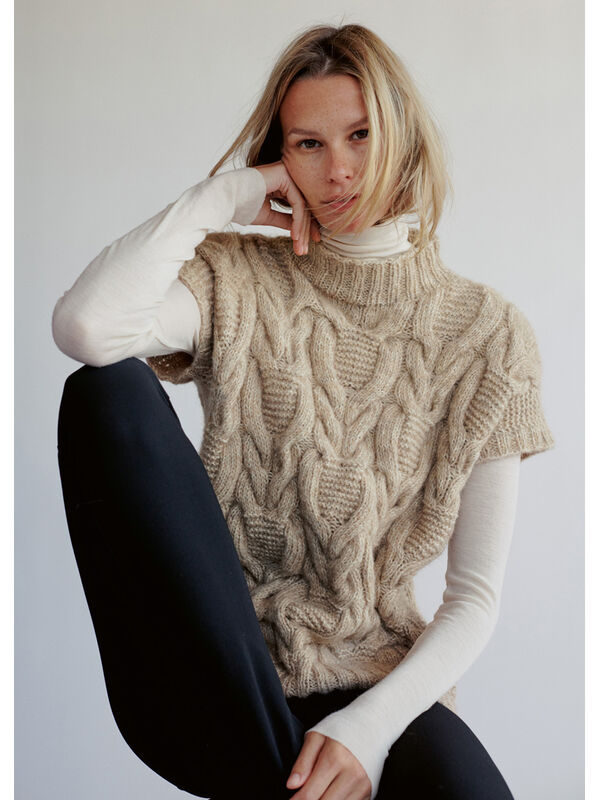 Lana Grossa ПУЛОВЕР БЕЗ РУКАВОВ, СВЯЗАННЫЙ УЗОРОМ С КОСАМИ Natural Alpaca Pelo