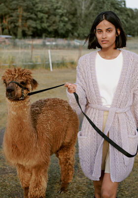 ЖАКЕТ, СВЯЗАННЫЙ УЗОРОМ С КОСАМИ Natural Alpaca Pelo от Lana Grossa