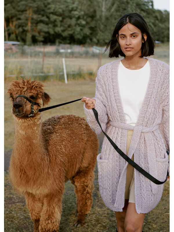 Lana Grossa ЖАКЕТ, СВЯЗАННЫЙ УЗОРОМ С КОСАМИ Natural Alpaca Pelo