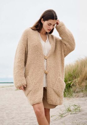 УДЛИНЕННЫЙ ЖАКЕТ С НАКЛАДНЫМИ КАРМАНАМИ, СВЯЗАННЫЙ ЛИЦЕВОЙ ГЛАДЬЮ Royal Alpaca от Lana Grossa