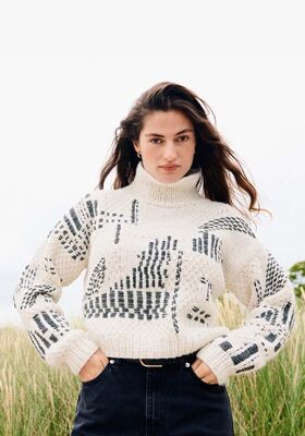 СВИТЕР С ВЫШИВКОЙ, СВЯЗАННЫЙ РАЗНЫМИ УЗОРАМИ Ecopuno Chunky & Cool Merino Big от Lana Grossa