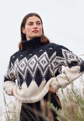 СВИТЕР, СВЯЗАННЫЙ ЛИЦЕВОЙ ГЛАДЬЮ ЖАККАРДОВЫМИ УЗОРАМИ Lala Berlin Lovely Cotton от Lana Grossa