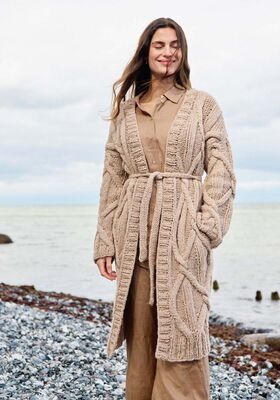 ПАЛЬТО, СВЯЗАННОЕ УЗОРОМ С КОСАМИ Lala Berlin Lovely Cotton от Lana Grossa