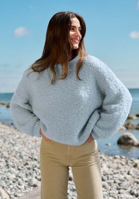 ДЖЕМПЕР, СВЯЗАННЫЙ ИЗНАНОЧНОЙ ГЛАДЬЮ Royal Alpaca & Brigitte No. 2 от Lana Grossa