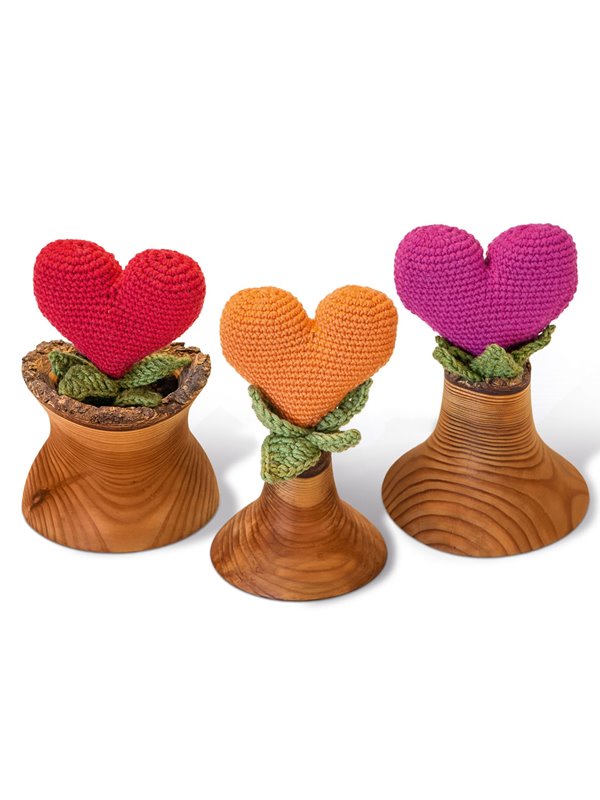 Lana Grossa ТРИО ИЗ СВЯЗАННЫХ КРЮЧКОМ СЕРДЕЦ Bingo