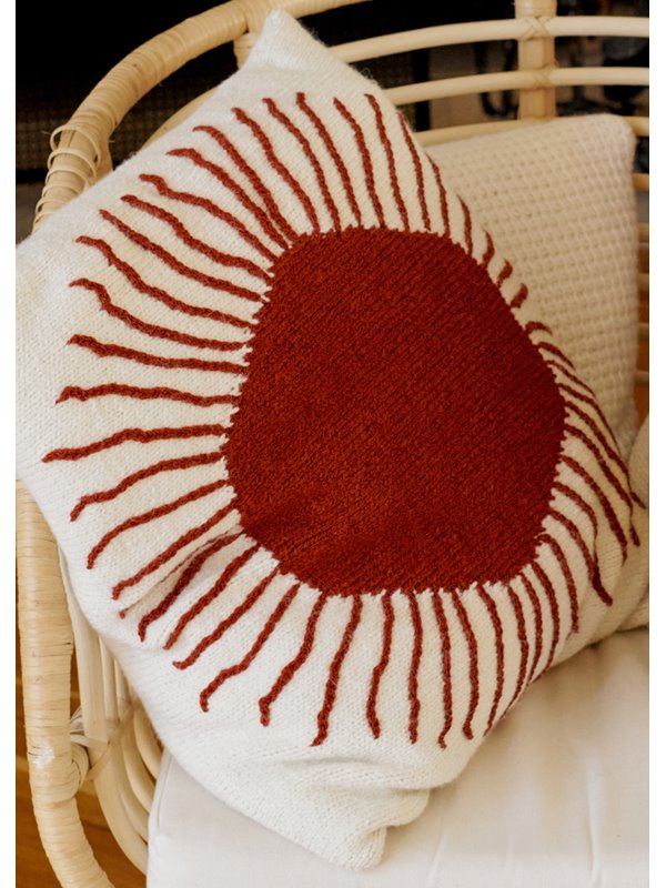 Lana Grossa ЧЕХОЛ ДЛЯ ПОДУШКИ С ВЫВЯЗАННЫМ СОЛНЦЕМ Alta Moda Alpaca