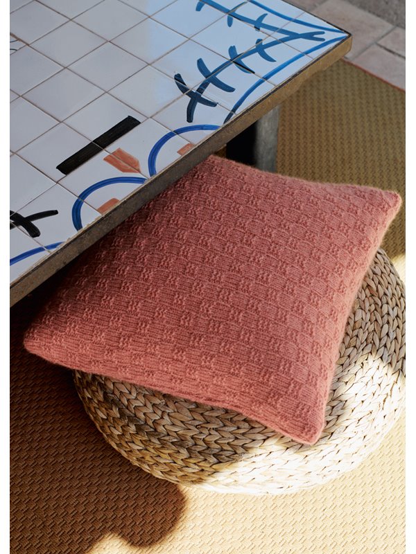 Lana Grossa ЧЕХОЛ ДЛЯ ПОДУШКИ, СВЯЗАННЫЙ КЛЕТЧАТЫМ УЗОРОМ Brigitte No. 2