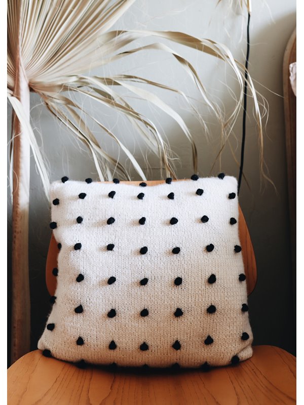 Lana Grossa ЧЕХОЛ ДЛЯ ПОДУШКИ СО СВЯЗАННЫМИ СВЕРХУ ШИШЕЧКАМИ Brigitte No. 2