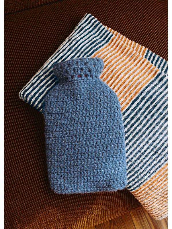 Lana Grossa ЧЕХОЛ ДЛЯ ГРЕЛКИ, СВЯЗАННЫЙ СТОЛБИКАМИ С НАКИДОМ Ecopuno Chunky