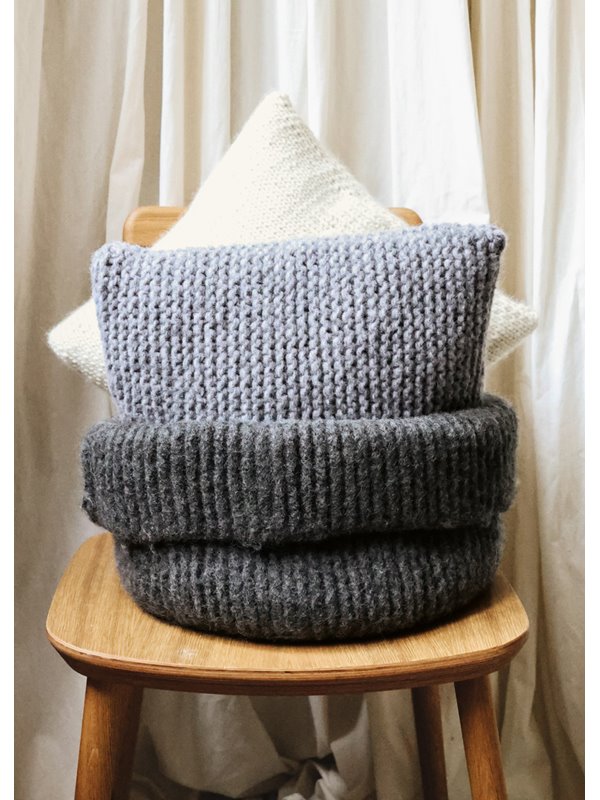 Lana Grossa ЧЕХОЛ ДЛЯ ПОДУШКИ, СВЯЗАННЫЙ ПЛАТОЧНОЙ ВЯЗКОЙ Ecopuno Chunky