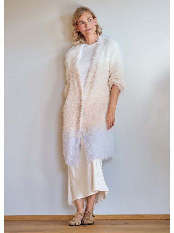 Lana Grossa УДЛИНЕННЫЙ ПОЛОСАТЫЙ ЖАКЕТ, СВЯЗАННЫЙ ЛИЦЕВОЙ ГЛАДЬЮ Basta