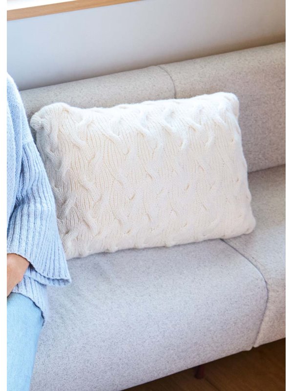 Lana Grossa ЧЕХОЛ ДЛЯ ПОДУШКИ, СВЯЗАННЫЙ РЕЗИНКОЙ СО СМЕЩЕННЫМИ КОСАМИ Alta Moda Alpaca