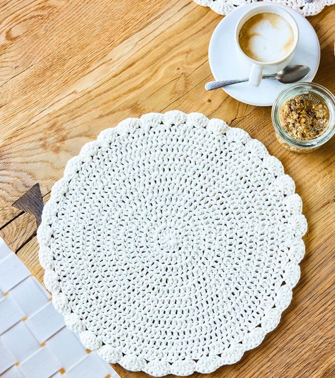 Lana Grossa ЧЕТЫРЕ САЛФЕТКИ С АРОЧНЫМ КРАЕМ, СВЯЗАННЫЕ СТОЛБИКАМИ С НАКИДОМ The Tube Fine