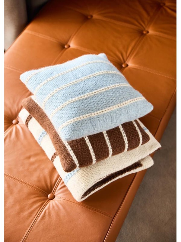 Lana Grossa ДВА ЧЕХЛА ДЛЯ ПОДУШЕК, СВЯЗАННЫЕ ПОЛОСАТЫМ УЗОРОМ С ДЫРОЧКАМИ Brigitte No. 2