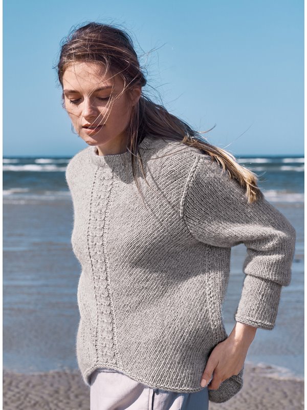 Lana Grossa ПУЛОВЕР, СВЯЗАННЫЙ ЛИЦЕВОЙ ГЛАДЬЮ И КОСАМИ В СЕРЕДИНЕ Brigitte No. 2