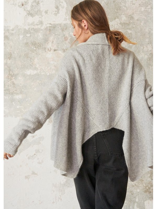 Lana Grossa ЖАКЕТ СО СВИСАЮЩИМИ ПОЛАМИ, СВЯЗАННЫЙ ЛИЦЕВОЙ ГЛАДЬЮ Brigitte No. 2