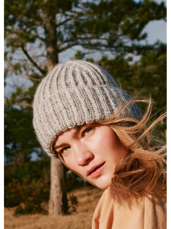 Lana Grossa ШАПКА, СВЯЗАННАЯ ДВУХЦВЕТНЫМ ПАТЕНТНЫМ УЗОРОМ Ecopuno & Setasuri